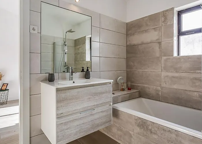 Apartamento Sunny Duplex W/ Pool & Balcony By Lovelystay *