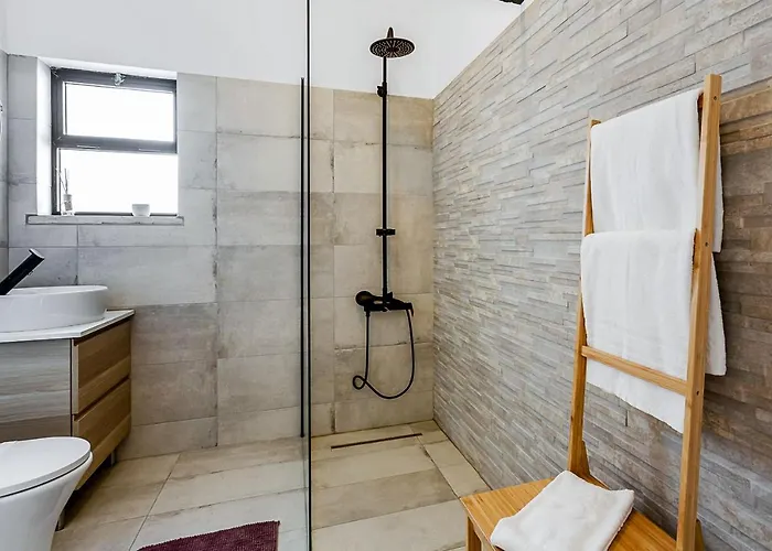 شقة Sunny Duplex W/ Pool & Balcony By Lovelystay كارفويرو