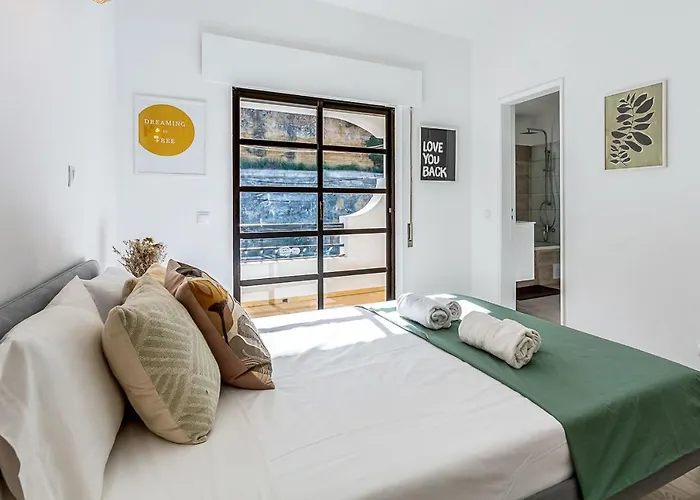شقة Sunny Duplex W/ Pool & Balcony By Lovelystay