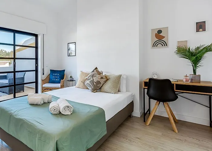 Sunny Duplex W/ Pool & Balcony By Lovelystay شقة كارفويرو