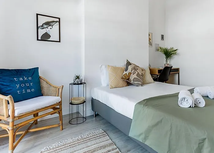 شقة Sunny Duplex W/ Pool & Balcony By Lovelystay كارفويرو