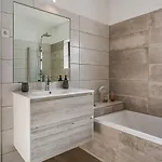 Apartman Sunny Duplex W/ Pool & Balcony By Lovelystay *