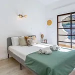 Apartman Sunny Duplex W/ Pool & Balcony By Lovelystay